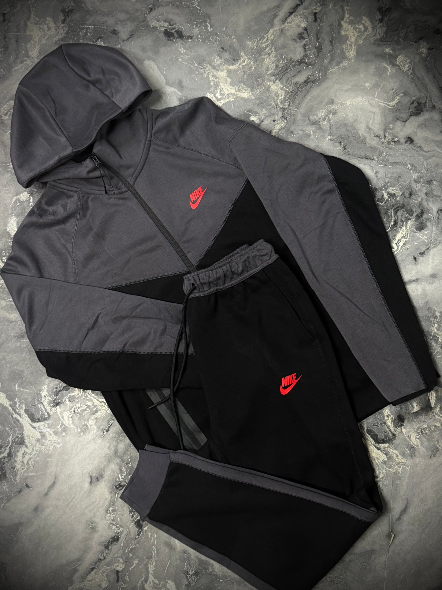 CONJUNTO NIKE TECH GRIS ROJO