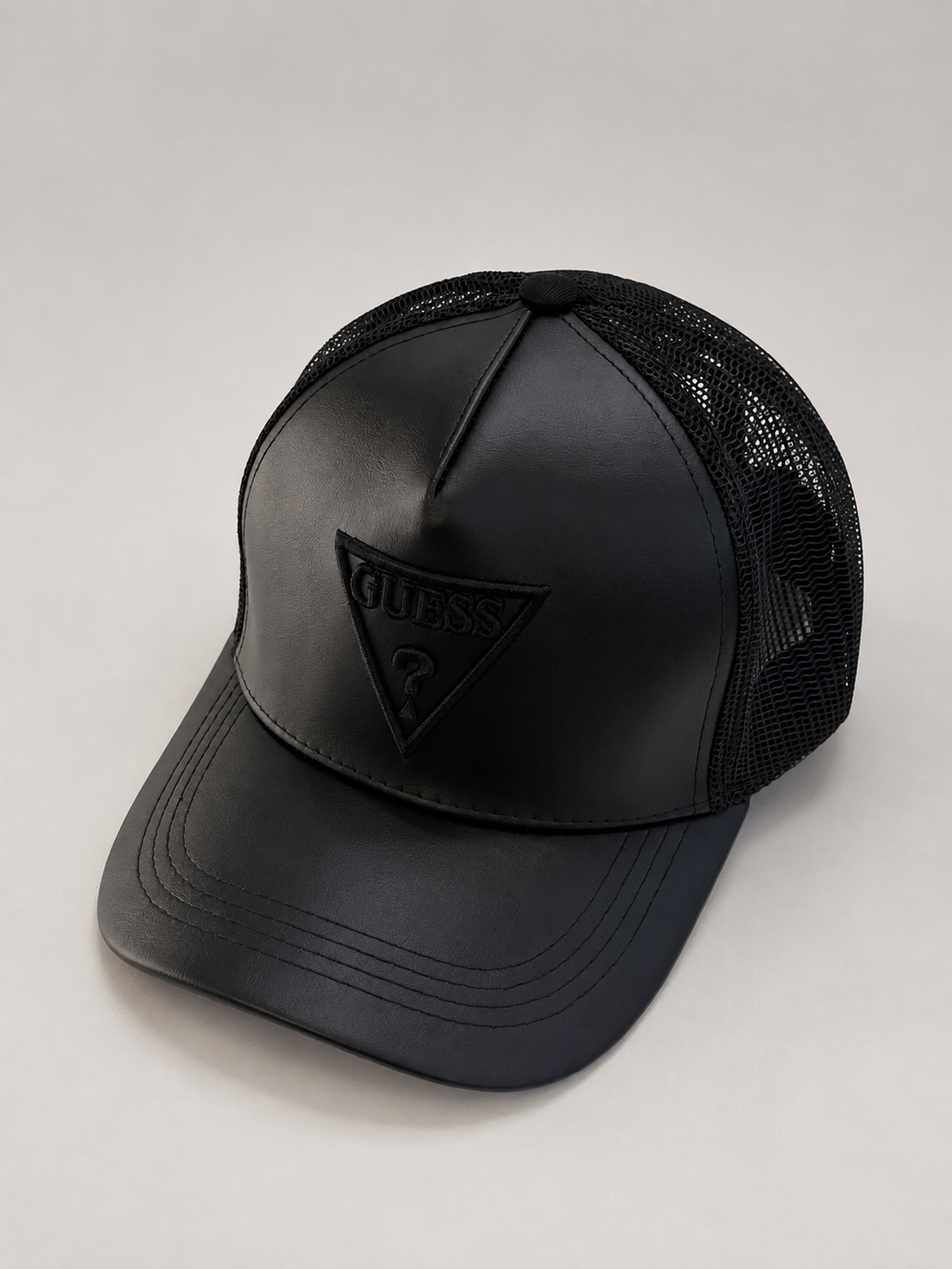 GORRA GUESS NEGRA CUERO
