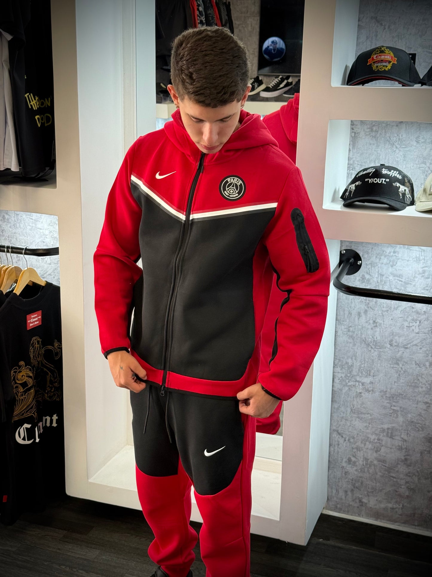 CONJUNTO NIKE TECH PARIS ROJO