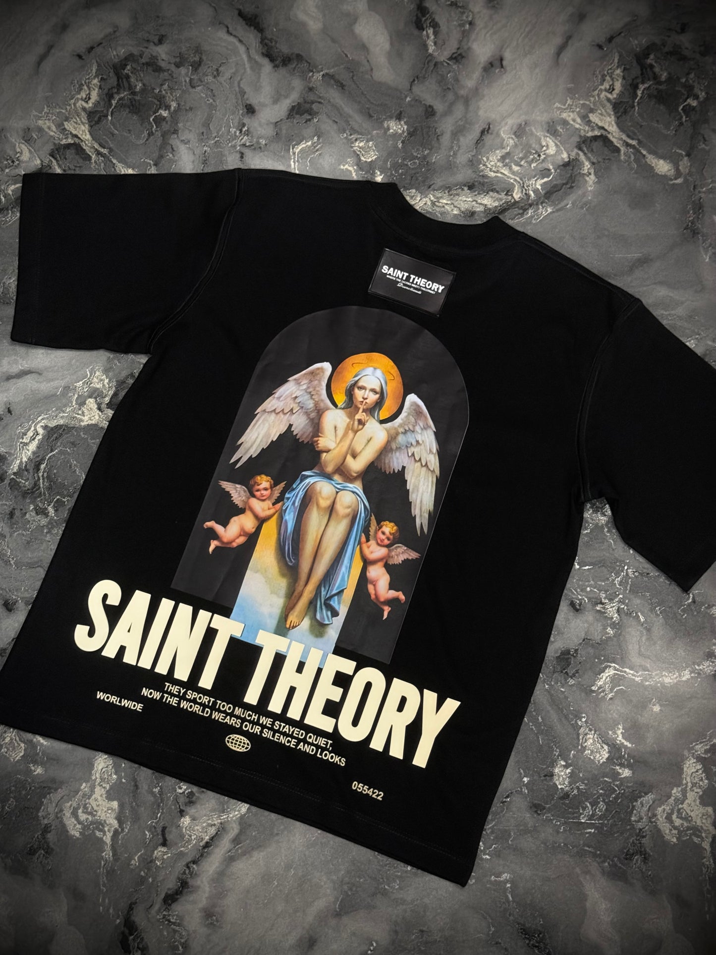 CAMISETA SAINT THEORY NEGRA LETRA BEIGE