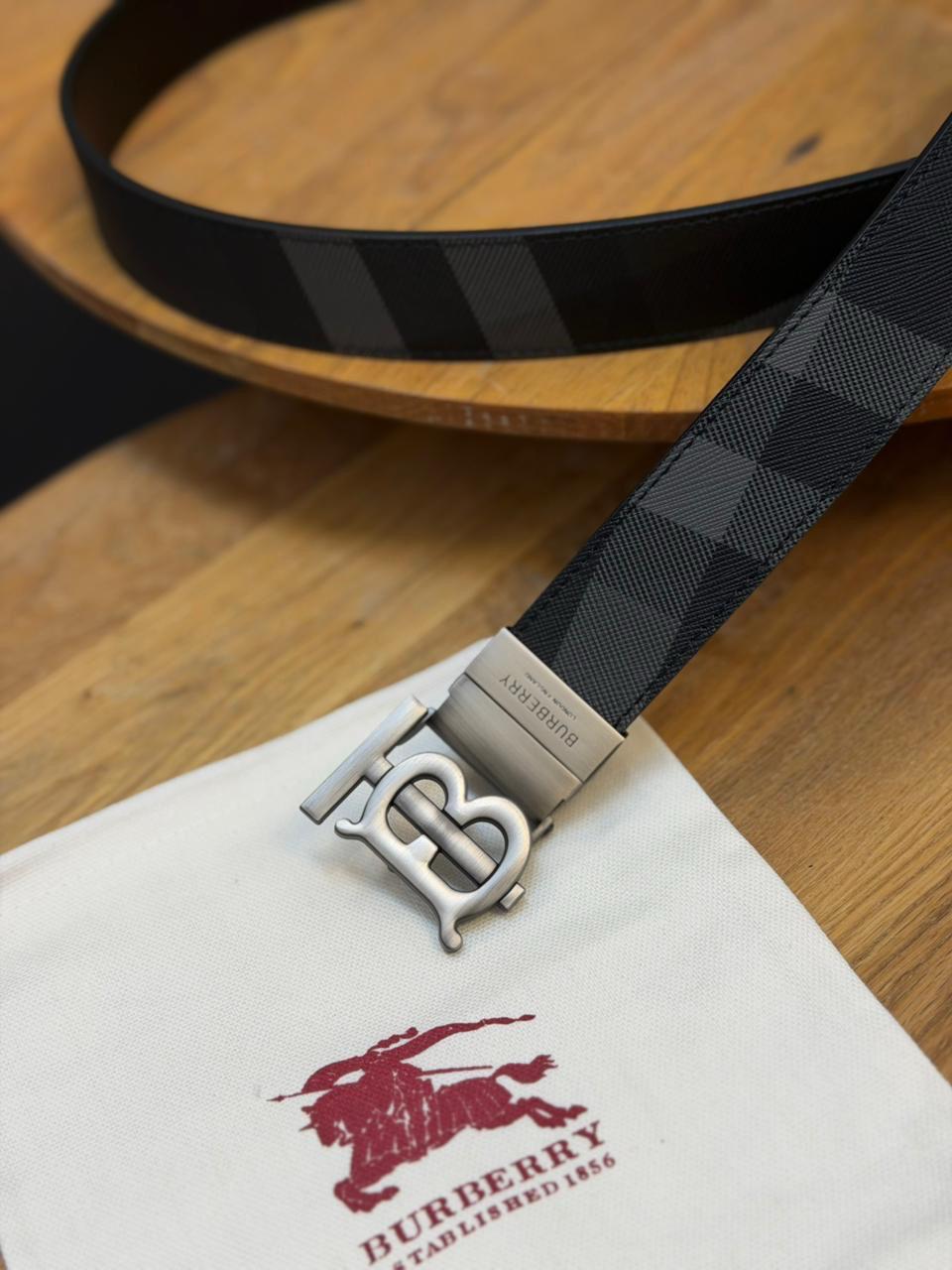 CORREA BURBERRY NEGRA LOGO PLATEADO