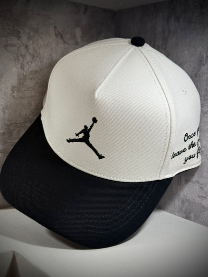 GORRA JORDAN BLANCA LOGO NEGRO